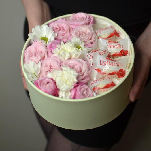 Шляпная коробка с кустовыми розами, диантусами , хризантемой и конфетами