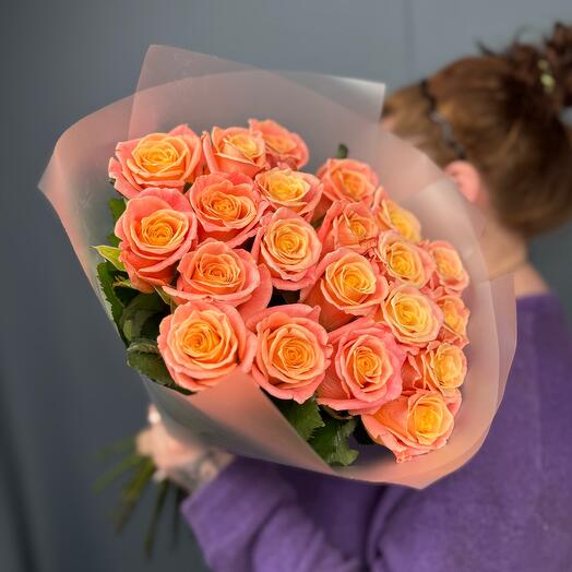 Букет персиково-оранжевых роз Miss Piggy, 21 шт., 50 см. Florentika