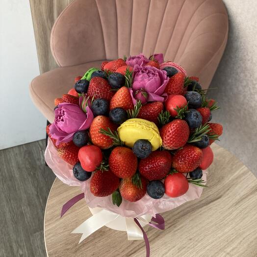 Композиция из клубники и сладостей