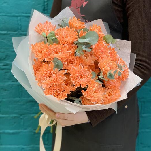 Букет из 5 оранжевых хризантем премиум и эвкалипта