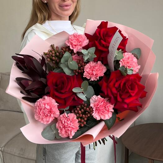 Букет с французскими розами, левкадендроном, Бруней и диантусами