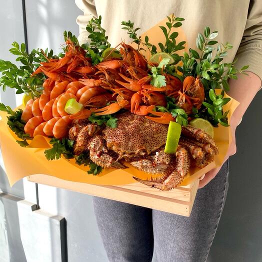 Ящик с крабом, раками и креветками