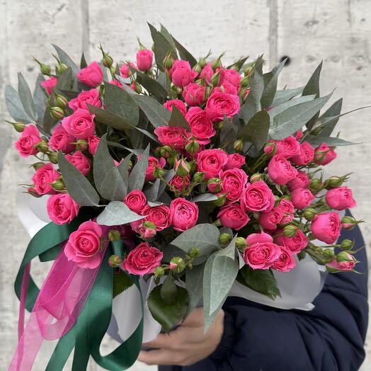 Цветы в коробке из кустовых роз