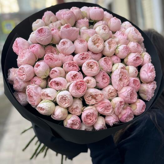 Un elegante ramo de rosas de peonía en forma de arbusto en decoración negra