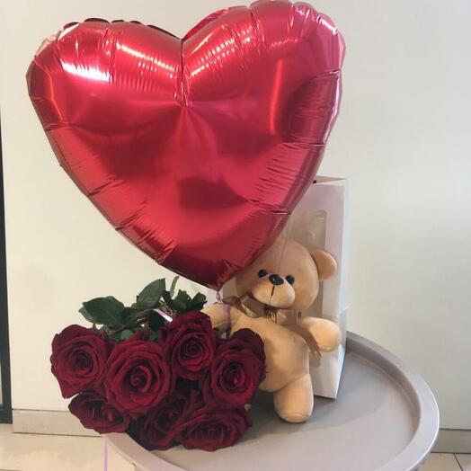 Подарочный набор розы с мишкой и шаром сердце "Люблю" |