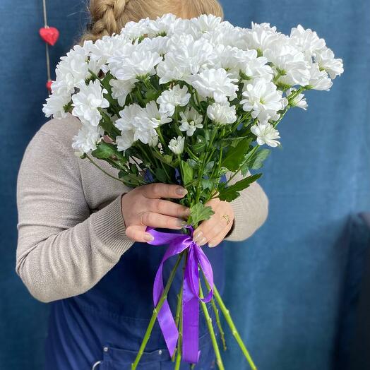 Букет из 7 белых кустовых хризантем