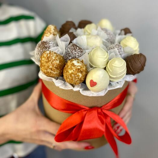 Клубника в шоколаде в шляпной коробке Феерия