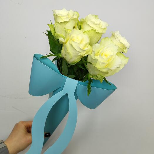 5 белых роз в авторской упаковке 🎀