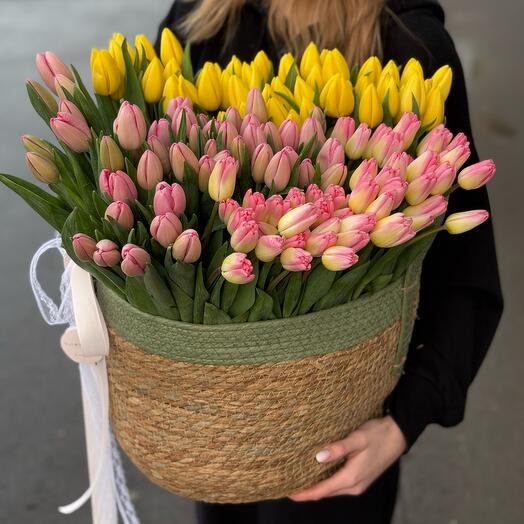 Корзина с тюльпанами 151шт «Яркий День»
