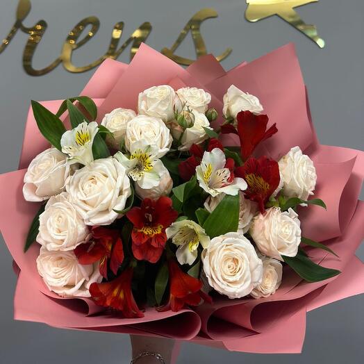 Bouquet of bush roses and alstroemeria