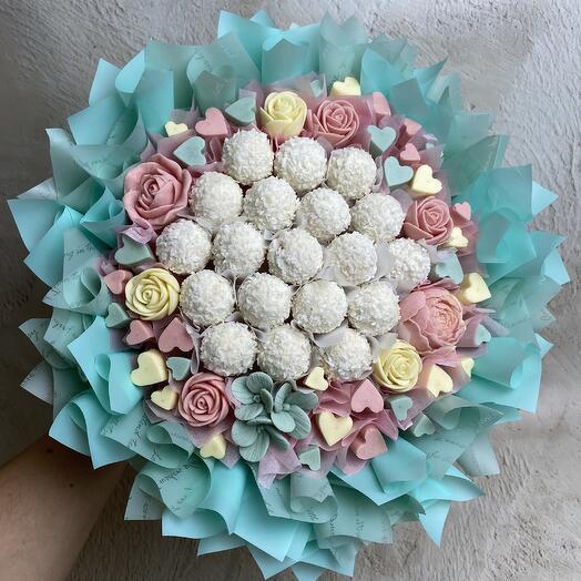 Очаровательный букет из рафаэлло и шоколадных цветов и сердечек