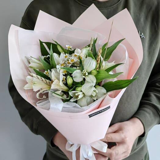 Букет комплимент из альстромерии и ромашки с колосками