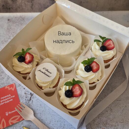 Набор бенто-торт с Вашей надписью и капкейки с ягодным декором в подарок