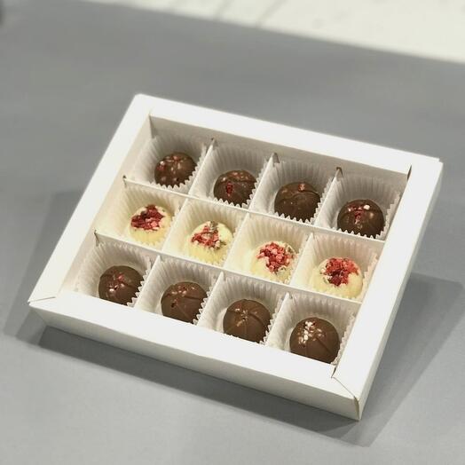 Конфеты ручной работы с сублимированной клубникой и грецким орехом