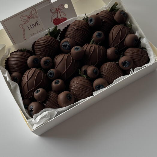 Strawberries and blueberries in premium milk chocolate, 12 pcs