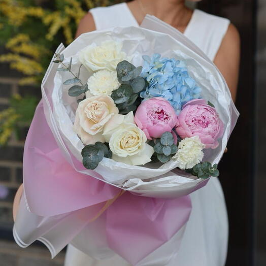 Букет с пионами и гортензией