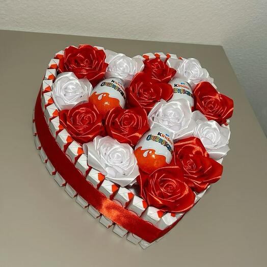 Сердце из атласных роз с киндером