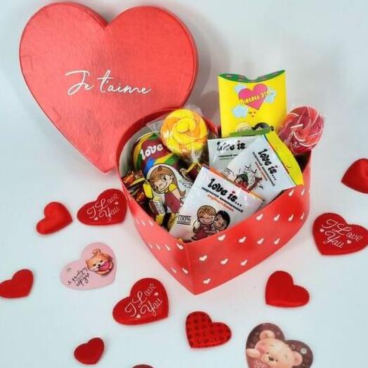 Подарочный бокс красное сердце со сладостями love is