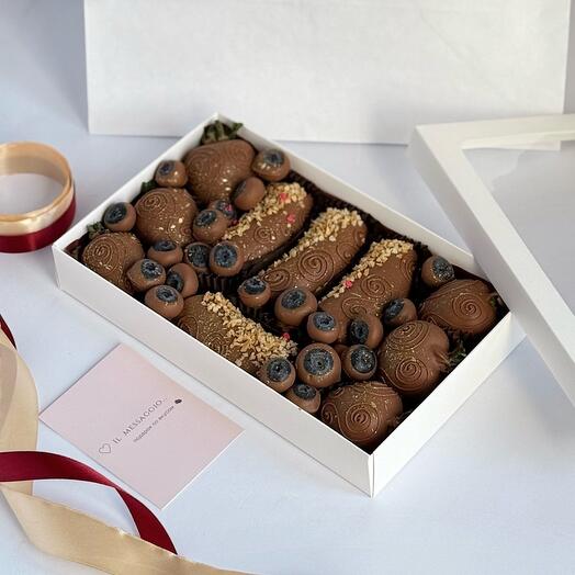 Микс бананов, клубники и голубики в шоколаде для мужа, для коллеги, для парня, для мужчины