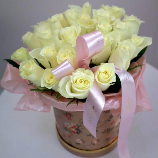 25 белых роз в коробке