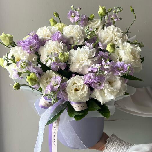 Маттиола и Эустома , композиция в подарочной коробке 💜🤍💚