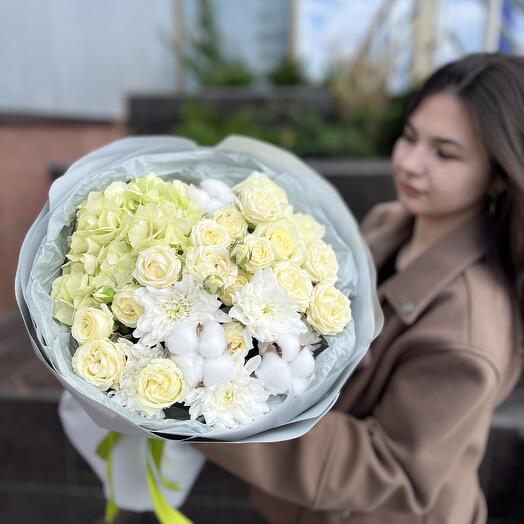 Кустовые розы и хлопок