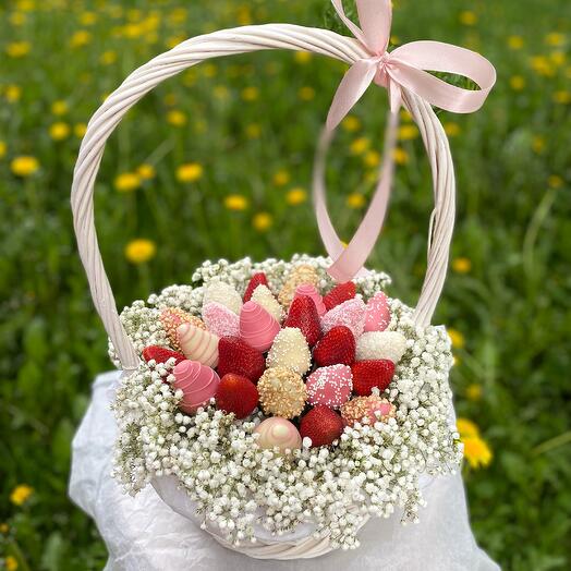Корзиночка с гипсофилой и клубникой