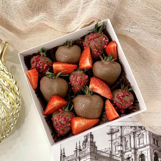 Клубника в шоколаде с кусочками подарок девушке