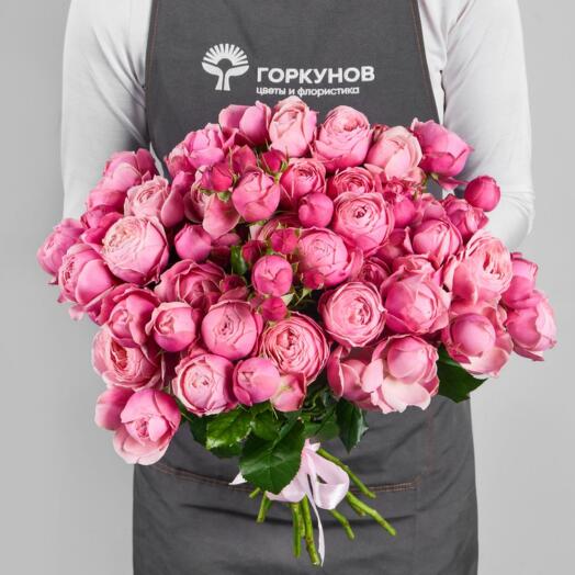 Букет из 15 кустовых нежно-розовых роз Silva Pink "Лепестки в танце" под ленту