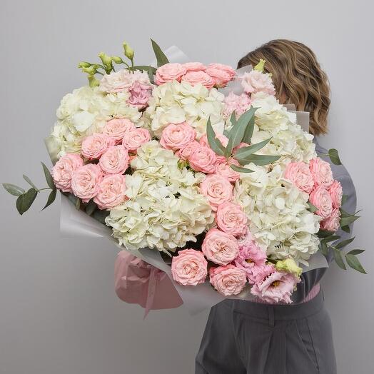 Воздушный букет из белых гортензий и розовых пион роз