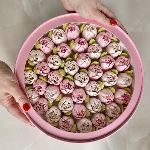 Сладкий букет из зефира в шляпной коробке для мамы