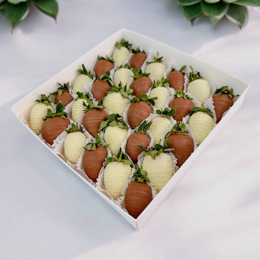 Клубника в молочном и белом шоколаде макси