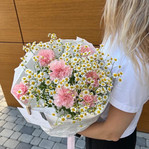 Микс букет из розовых диантусов и ромашки