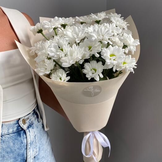 Букет с белыми хризантемами