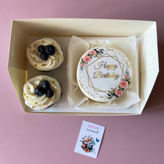 Подарочный набор бенто-торт  «С днем рождения» и 2 шоколадных капкейка