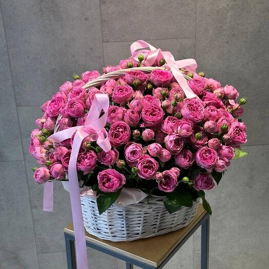 Корзина из 35 пионовидных роз
