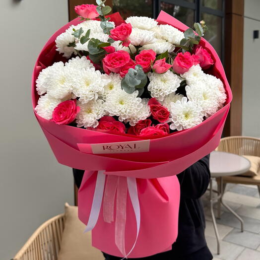 Яркий евробукет из спрей роз и хризантем