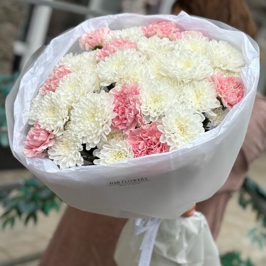 Букет из хризантем и диантусов