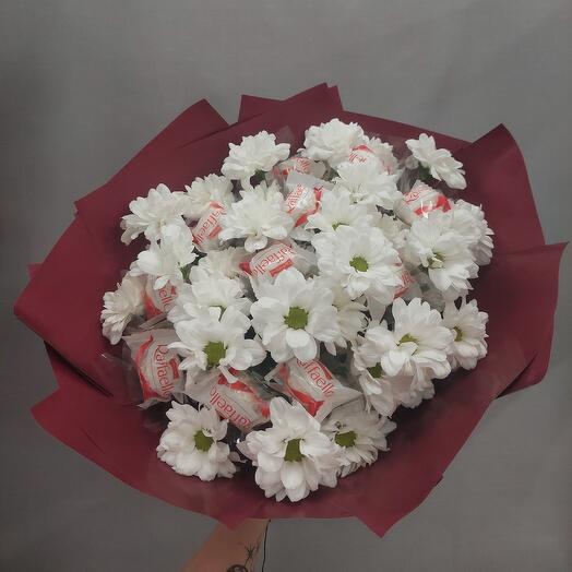 Букет белых хризантем с конфетами «Raffaello»