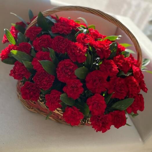 Траурная корзина с красной гвоздикой