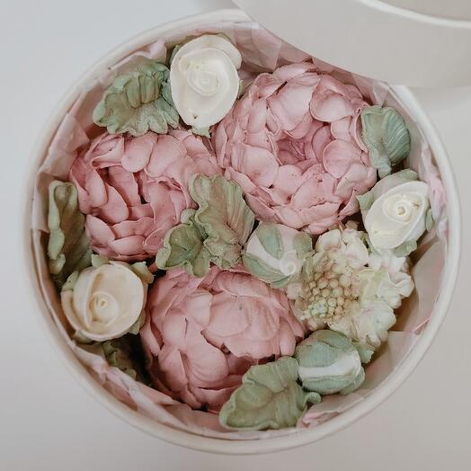 Коробочка с пионами из зефира
