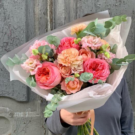 Букет из пионовидных роз и лизиантуса