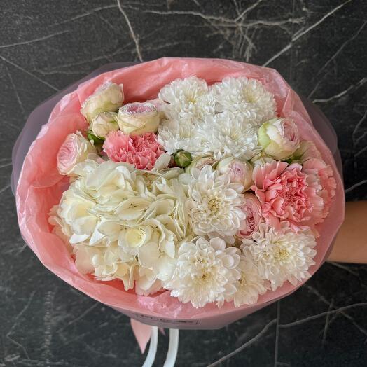 Гортензия и кустовые розы