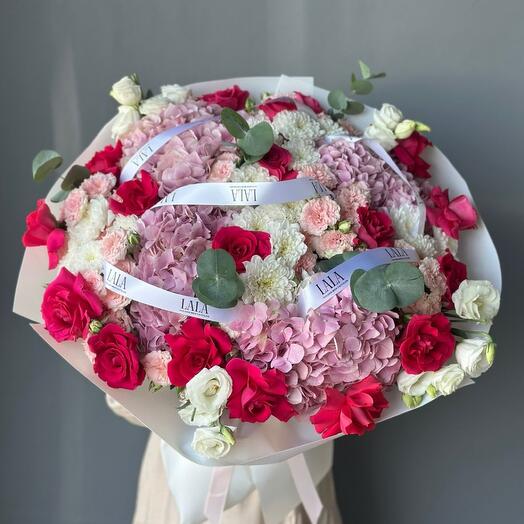 Евро букет из яркий малиновых роз