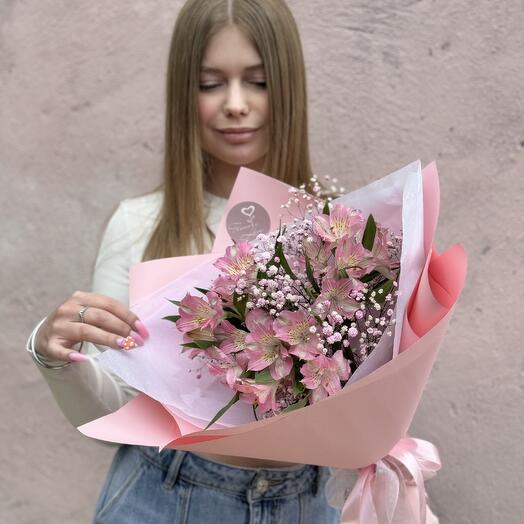 Стойкий букет из альстромерий и гипсофилы