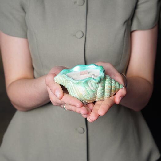 Свеча "Привет из Италии", аромат тосканского винограда, в гипсовой ракушке, двойной фитиль