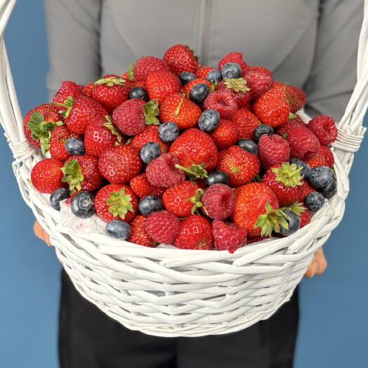 Корзина с ягодами клубники голубики и малины 1500гр