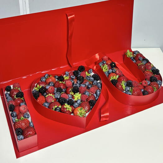 Большая коробка я тебя люблю с ягодами 1500гр