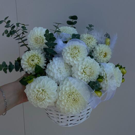 Корзина с георгинами