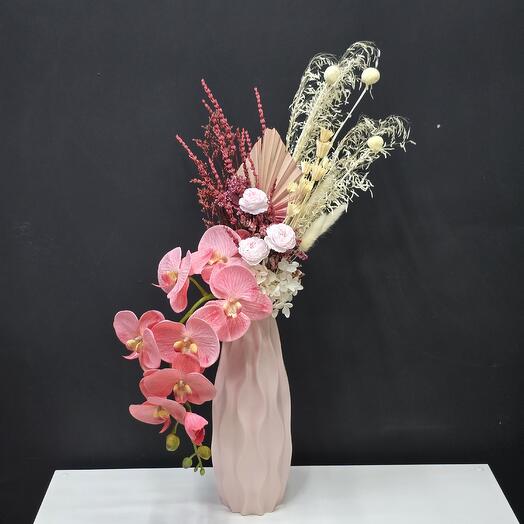 Розовая орхидея